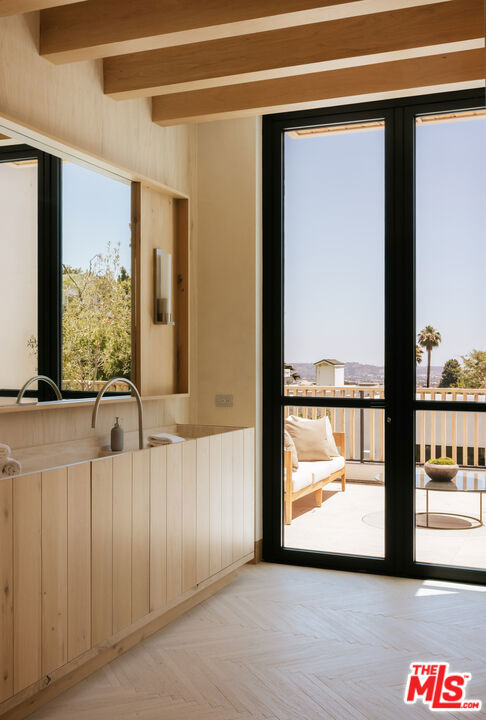 1307 N Doheny Drive Property Photo 16