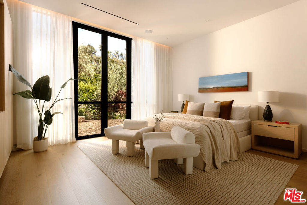 1307 N Doheny Drive Property Photo 19
