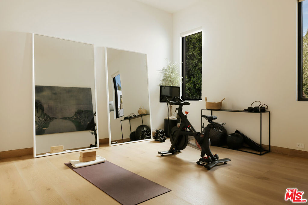 1307 N Doheny Drive Property Photo 24