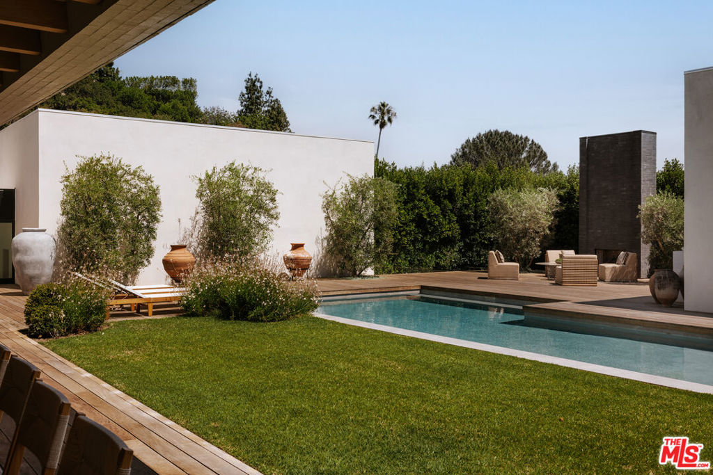 1307 N Doheny Drive Property Photo 27