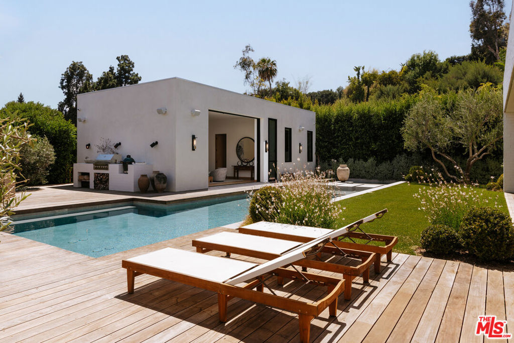 1307 N Doheny Drive Property Photo 30