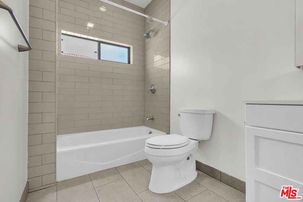 751 N Croft Avenue 1/2 Property Photo 16