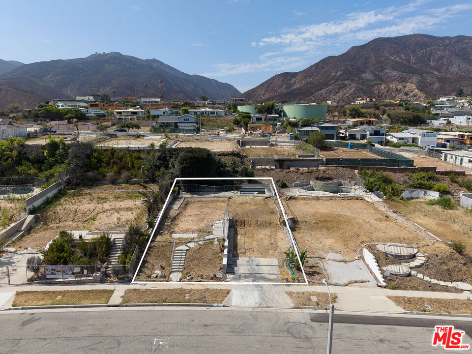 18341 Coastline Drive Property Photo 4