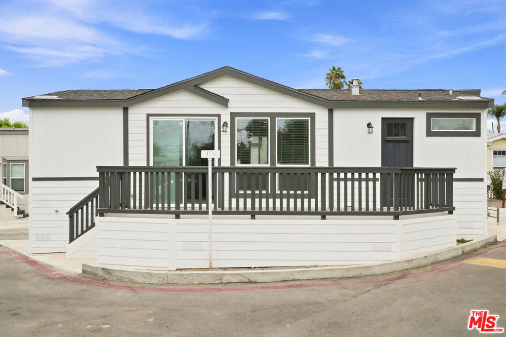 12301 San Fernando Road 502 Property Photo 1