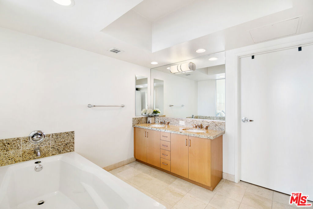 13700 Marina Pointe Drive 702 Property Photo 12