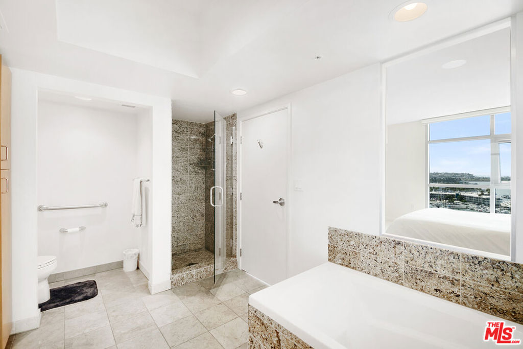 13700 Marina Pointe Drive 702 Property Photo 13