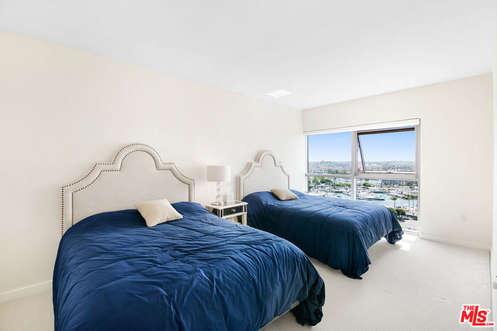 13700 Marina Pointe Drive 702 Property Photo 15