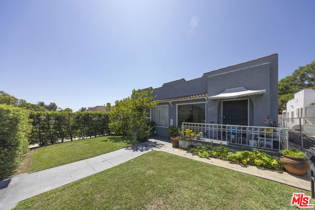 2211 S Bronson Avenue Property Photo 3