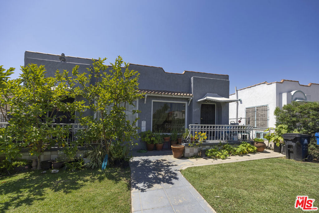 2211 S Bronson Avenue Property Photo 4