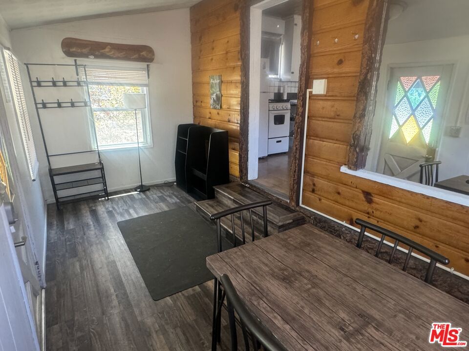 208 E Mountain View Boulevard Property Photo 3
