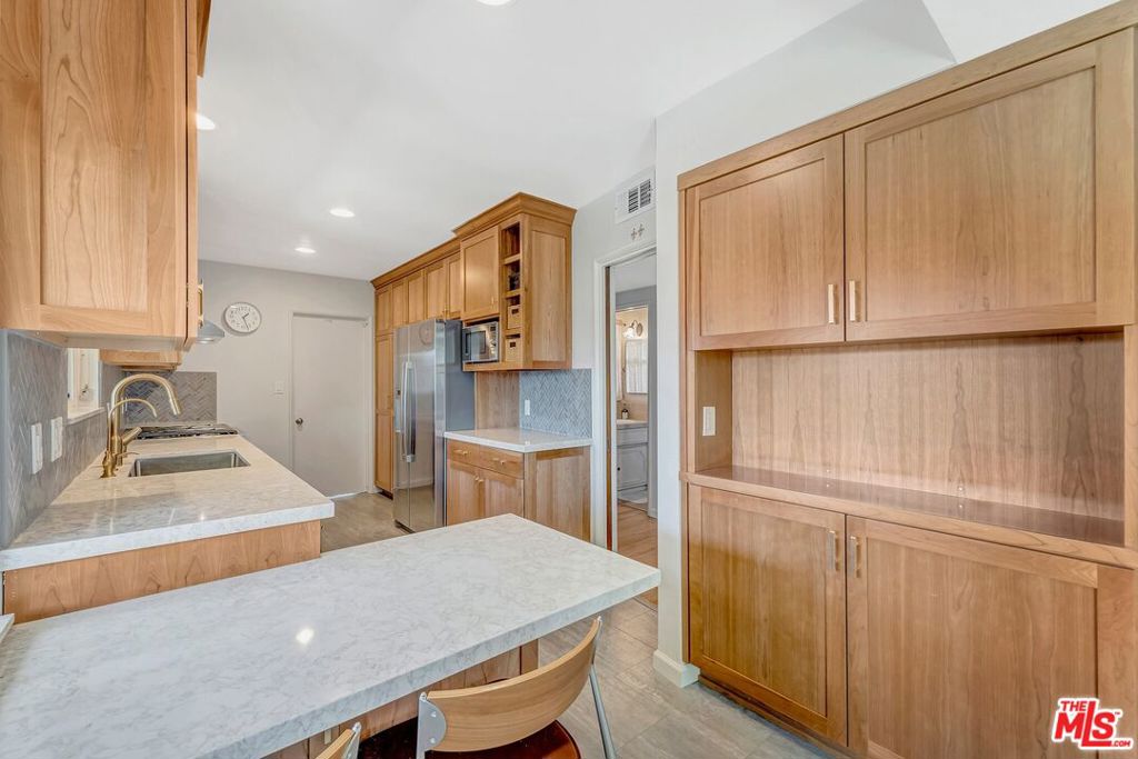5570 Glickman Avenue Property Photo 10