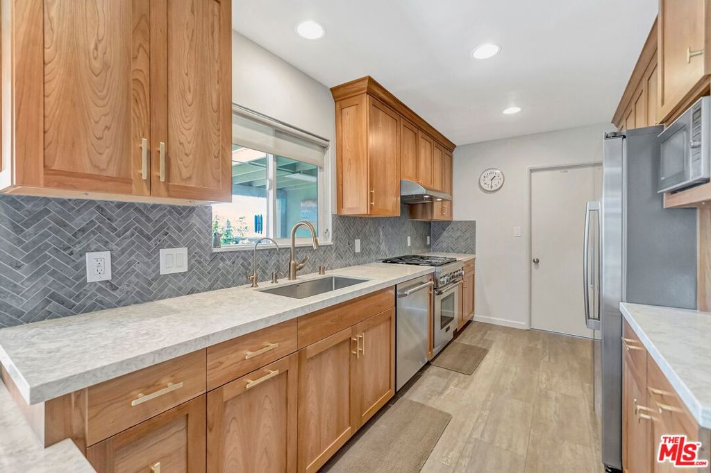 5570 Glickman Avenue Property Photo 11