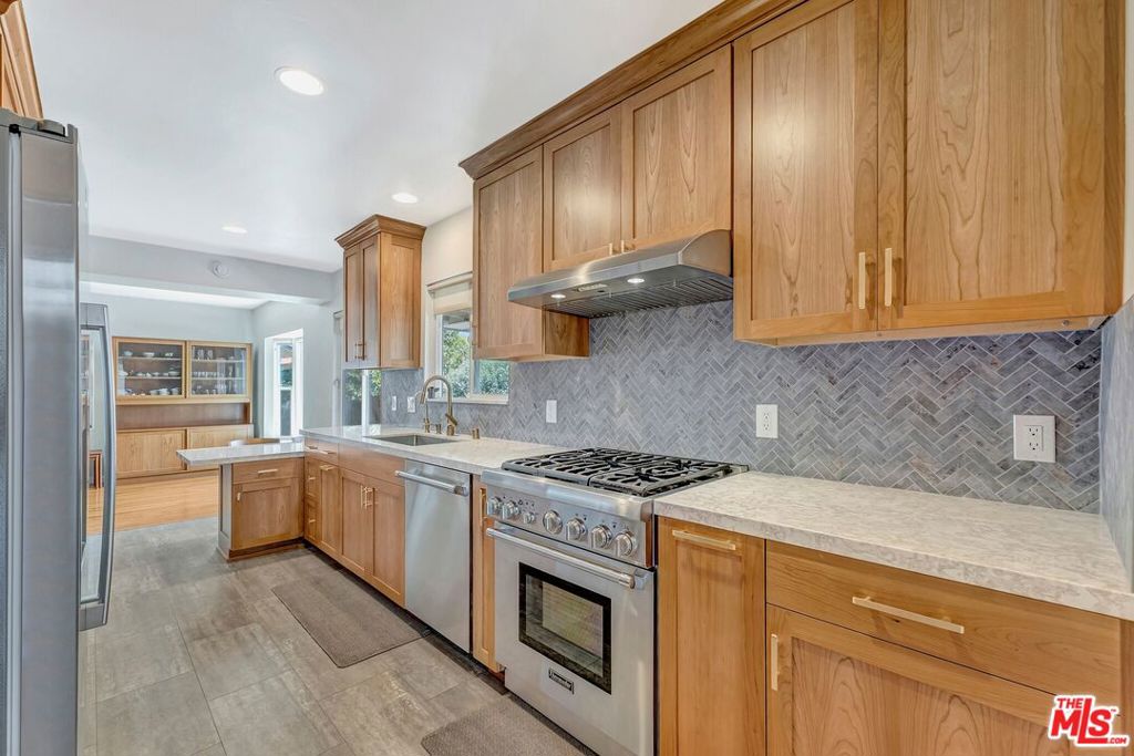 5570 Glickman Avenue Property Photo 12
