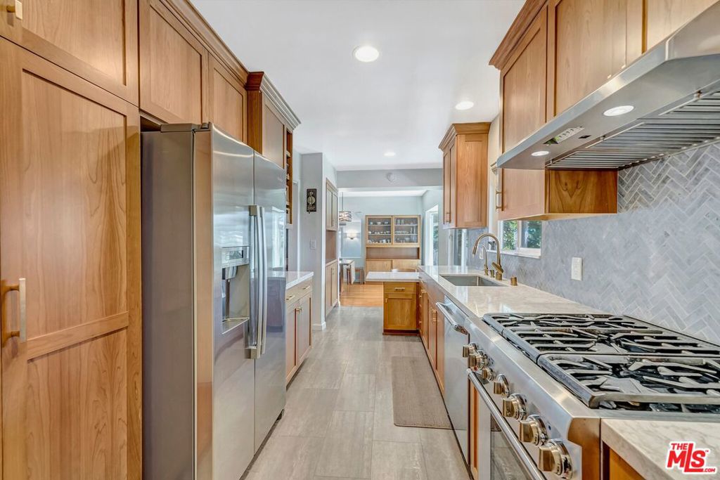 5570 Glickman Avenue Property Photo 13