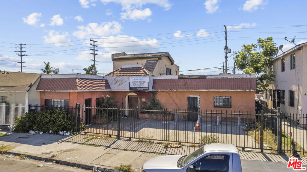 9511 S San Pedro Street Property Photo 1