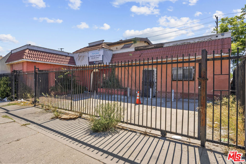 9511 S San Pedro Street Property Photo 3