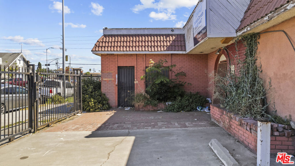 9511 S San Pedro Street Property Photo 4