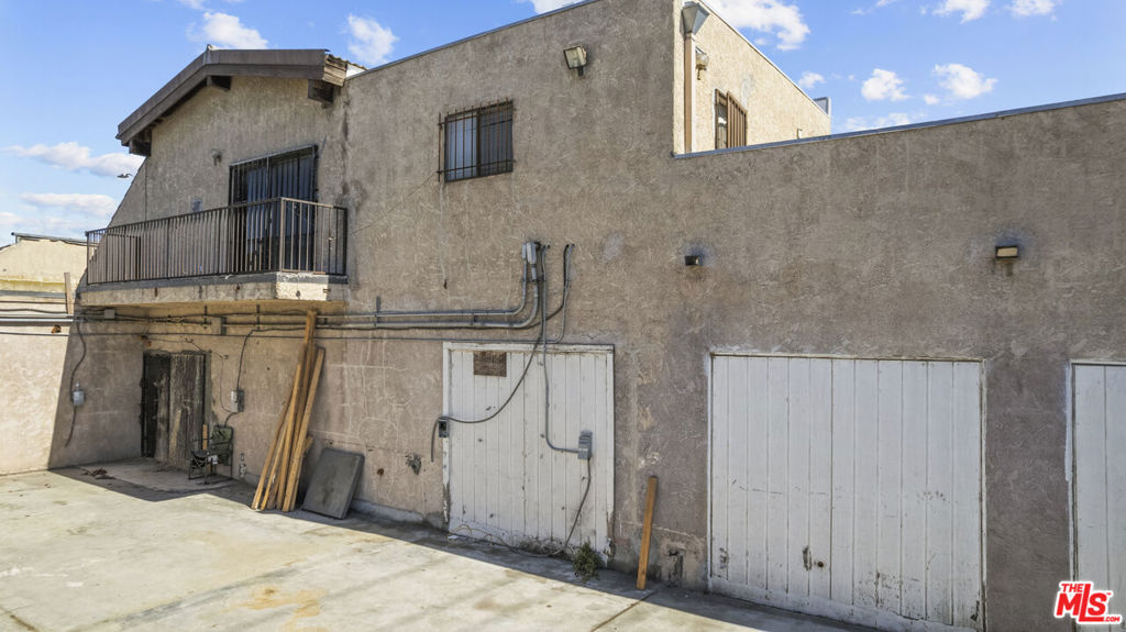 9511 S San Pedro Street Property Photo 7