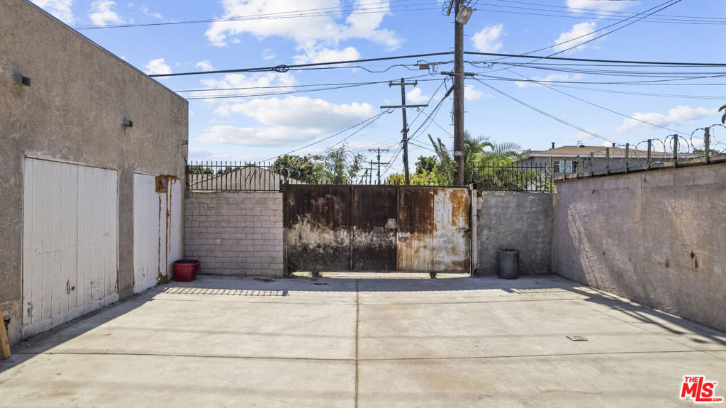 9511 S San Pedro Street Property Photo 8