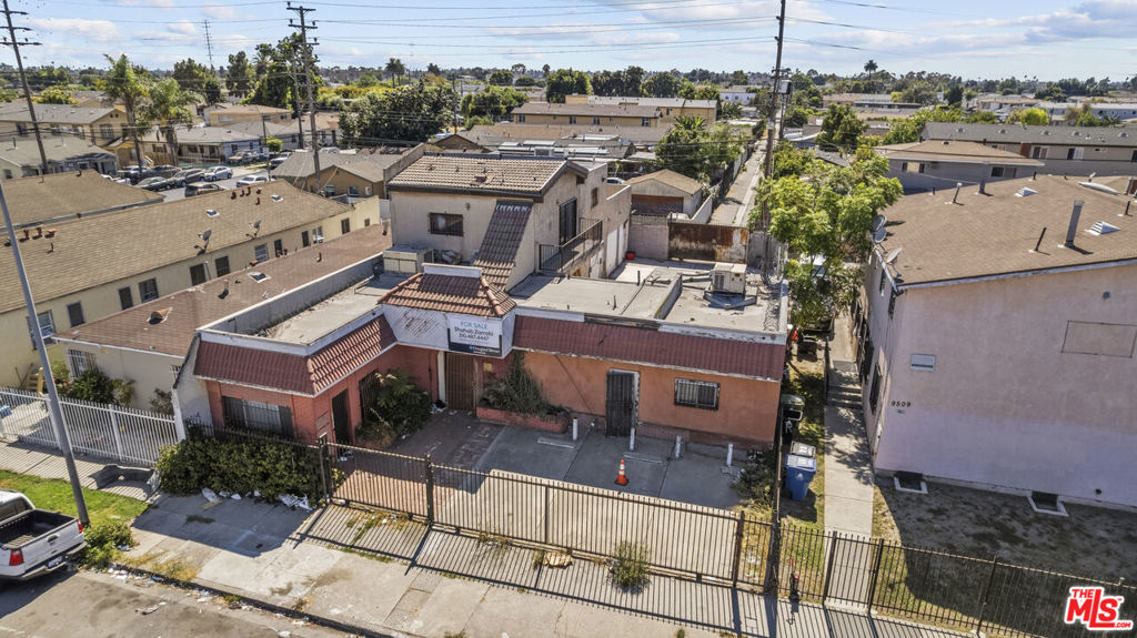 9511 S San Pedro Street Property Photo 9