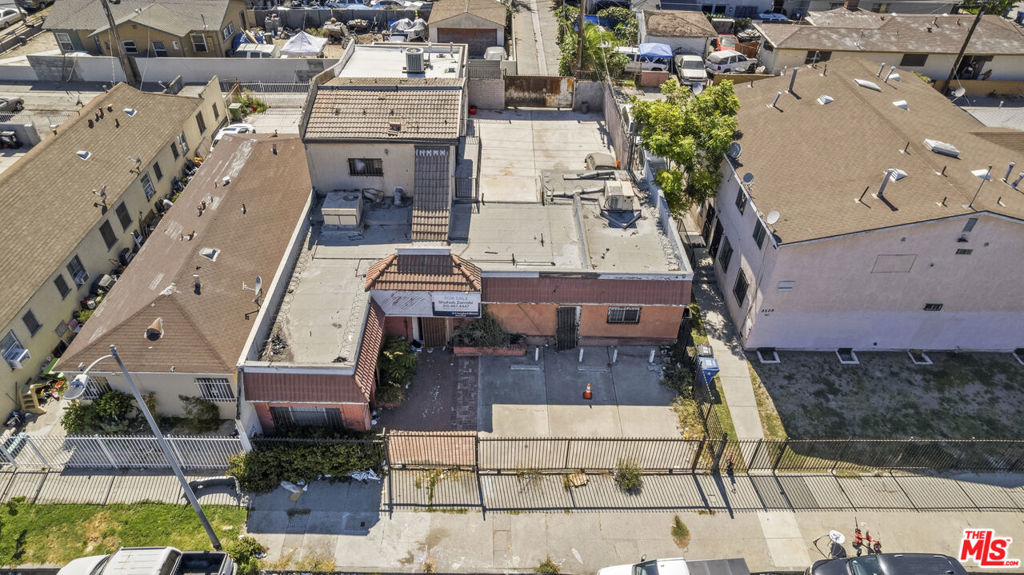 9511 S San Pedro Street Property Photo 10