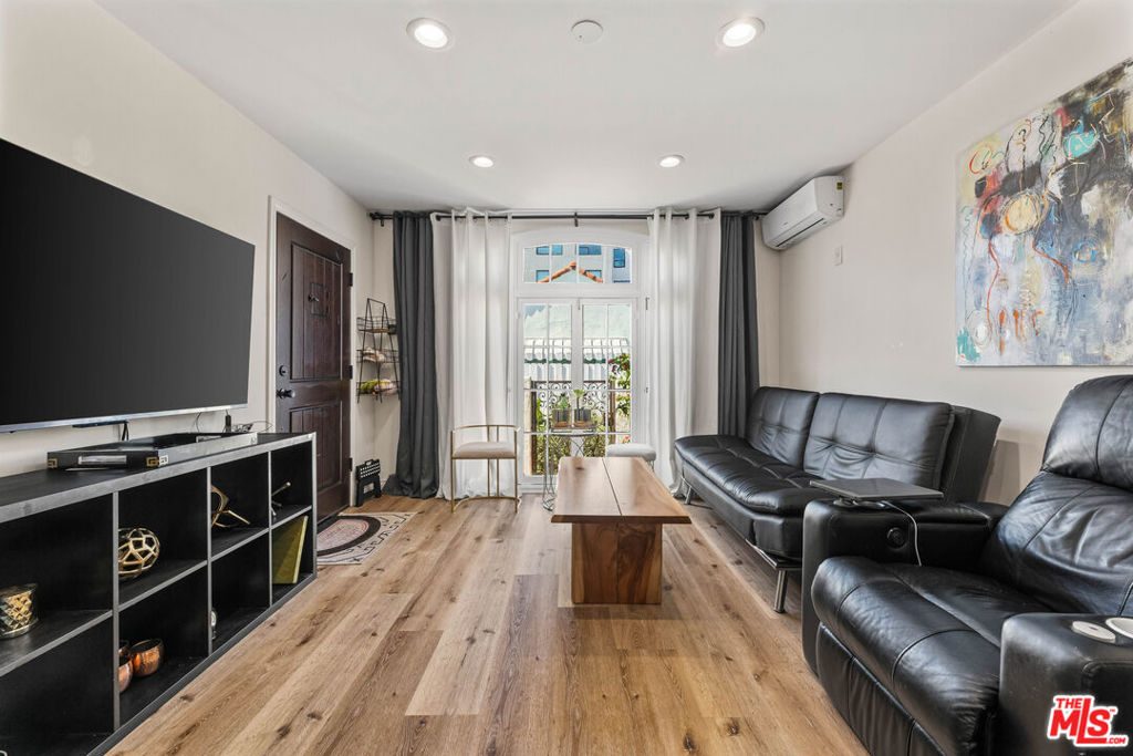 1234 1/8 N Cahuenga Boulevard Property Photo 2