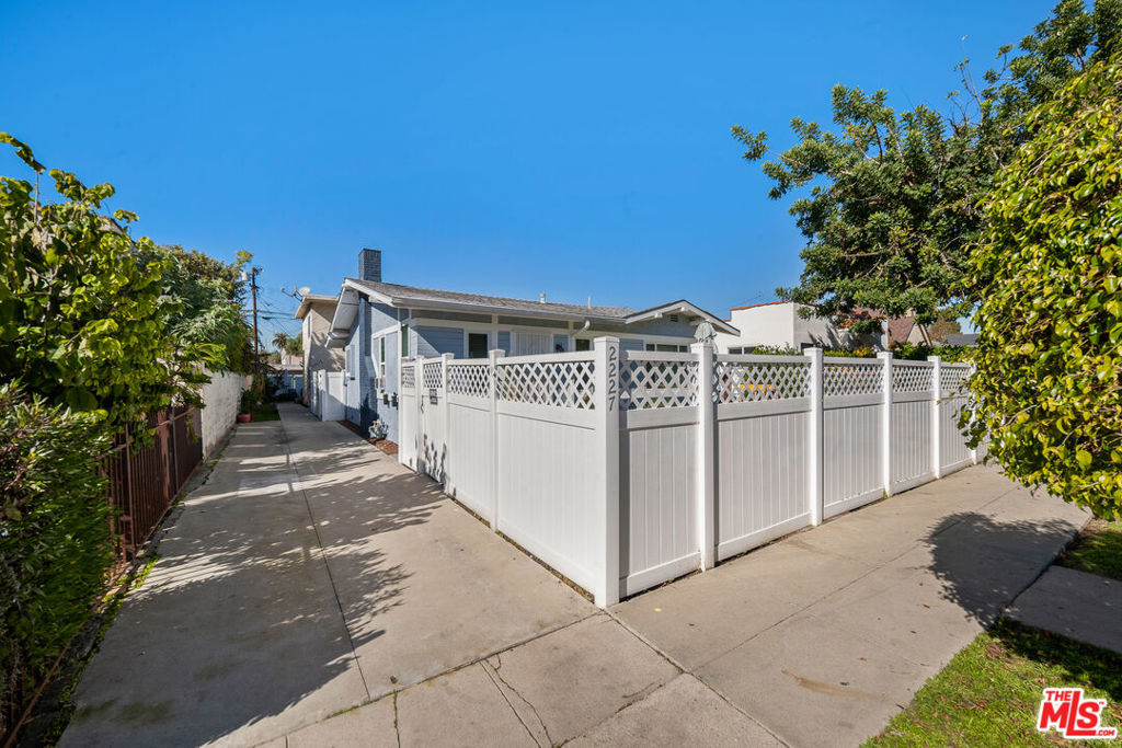 2227 Alsace Avenue Property Photo 4