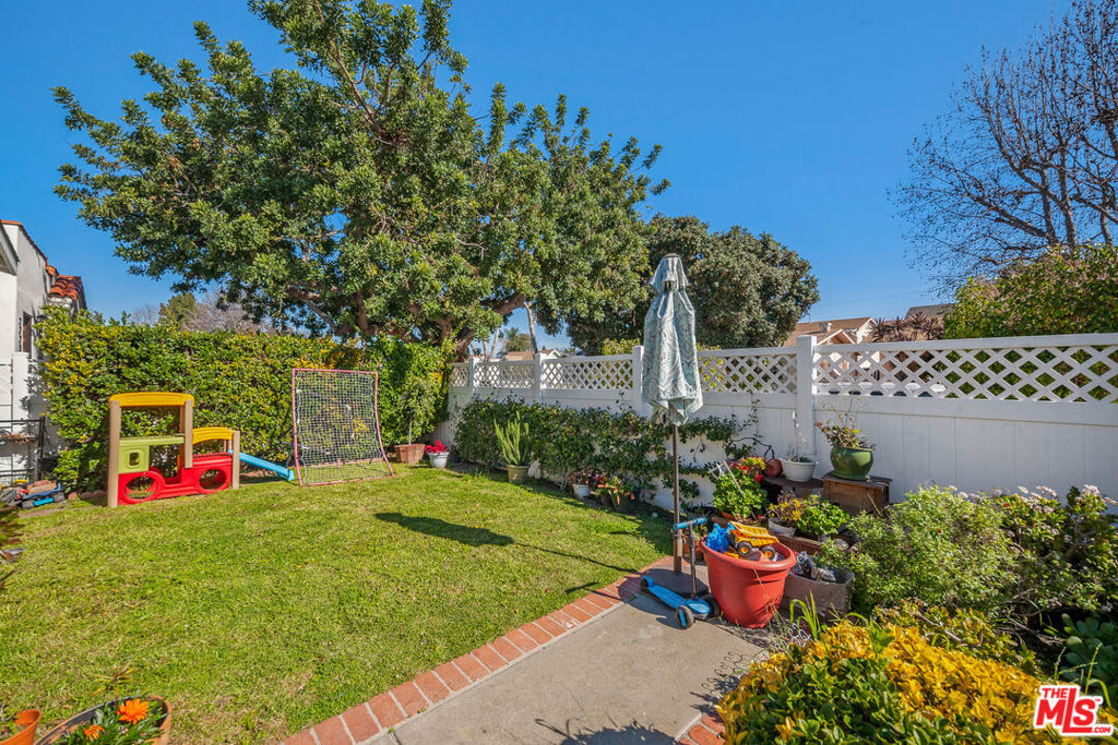 2227 Alsace Avenue Property Photo 6