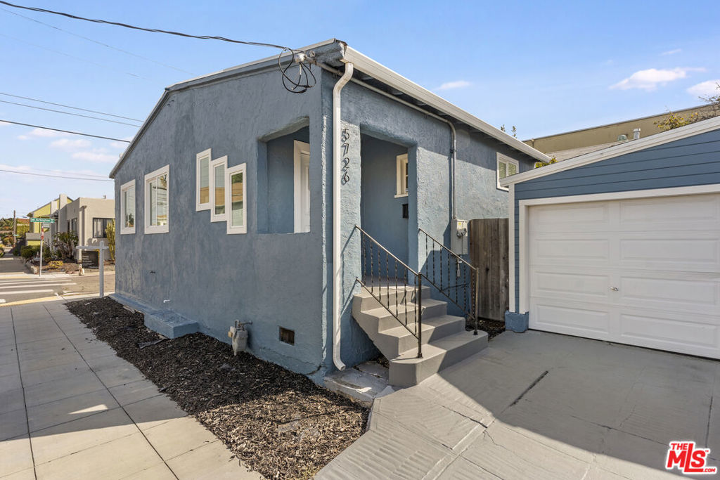 5726 Los Angeles Street Property Photo 24