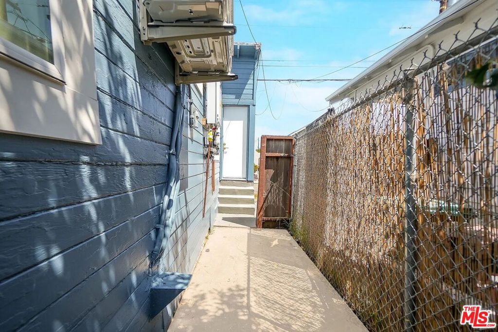 5726 Los Angeles Street Property Photo 25