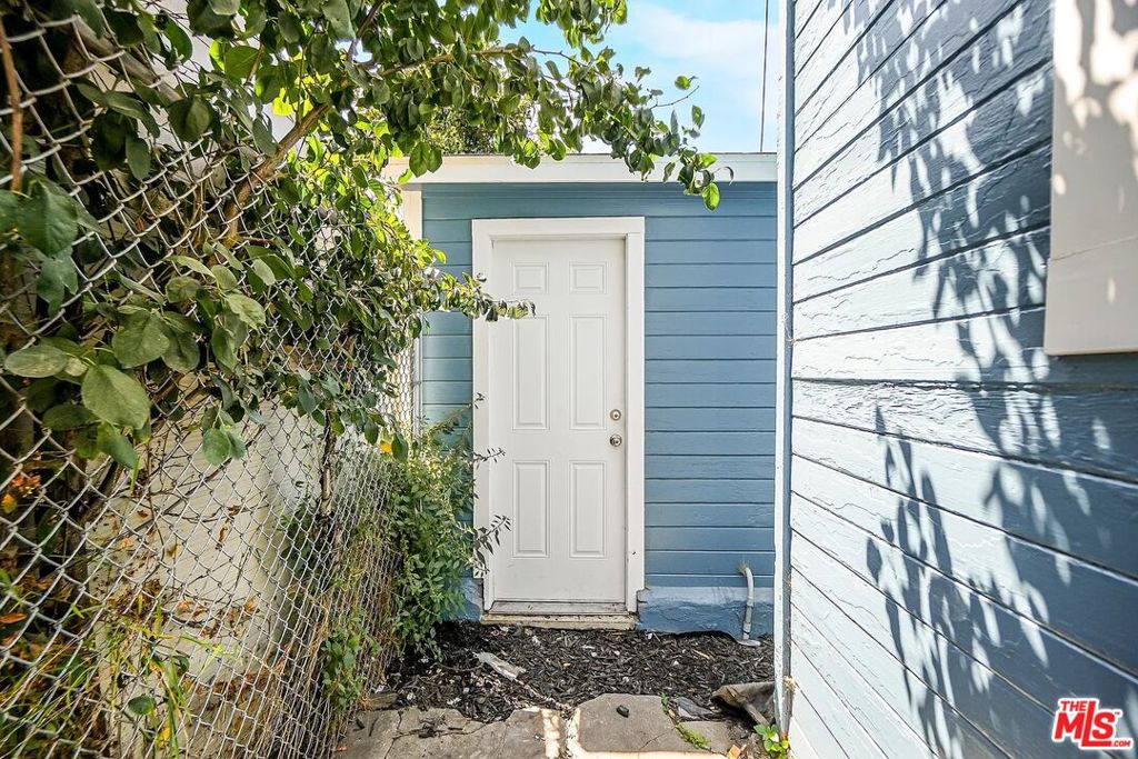 5726 Los Angeles Street Property Photo 26