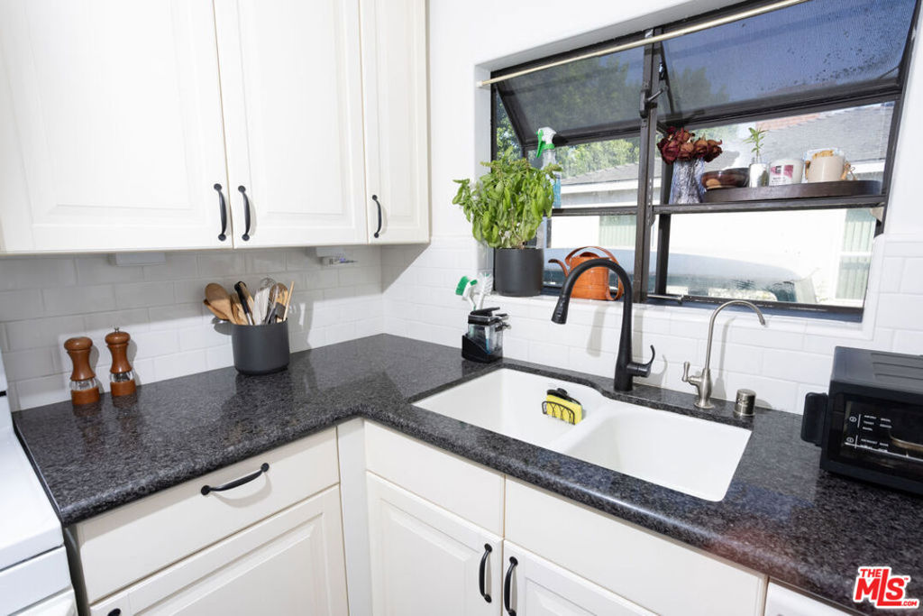 2813 S Bentley Avenue Property Photo 12