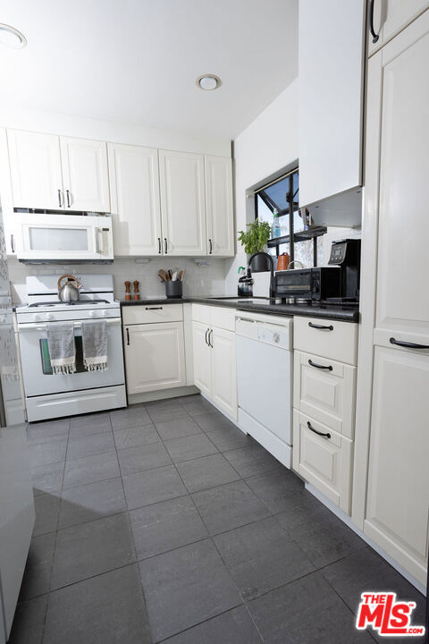 2813 S Bentley Avenue Property Photo 13