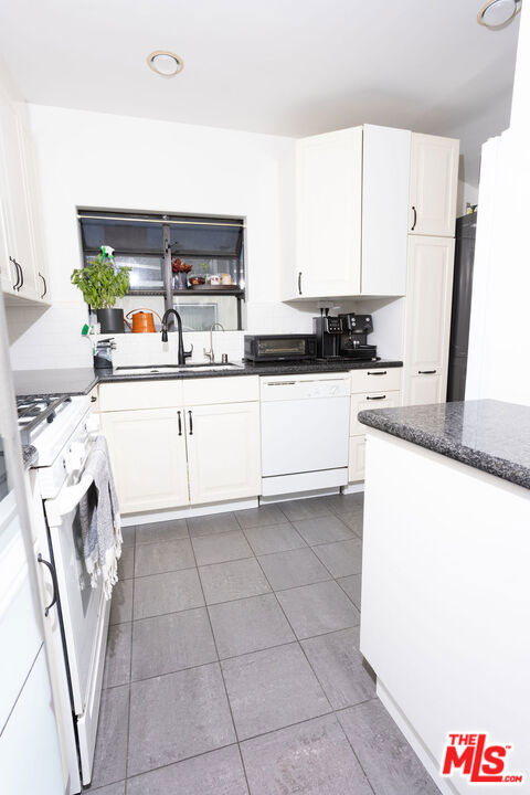 2813 S Bentley Avenue Property Photo 14