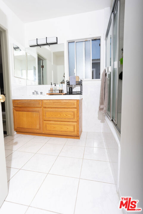 2813 S Bentley Avenue Property Photo 22