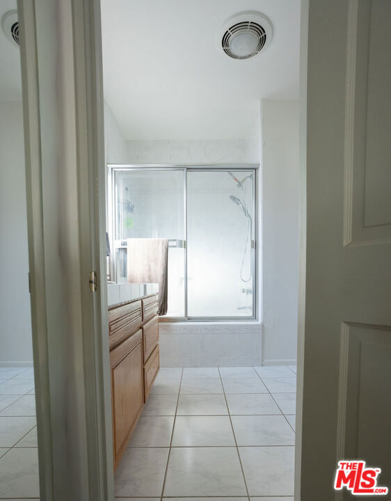 2813 S Bentley Avenue Property Photo 24