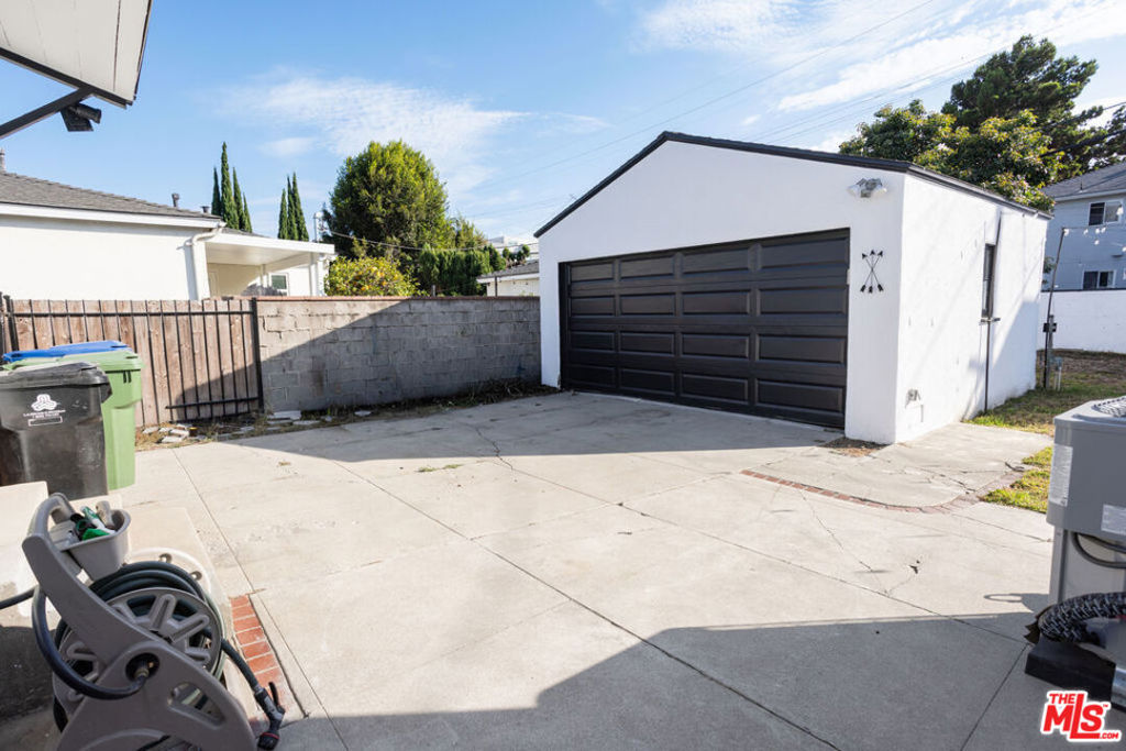 2813 S Bentley Avenue Property Photo 28