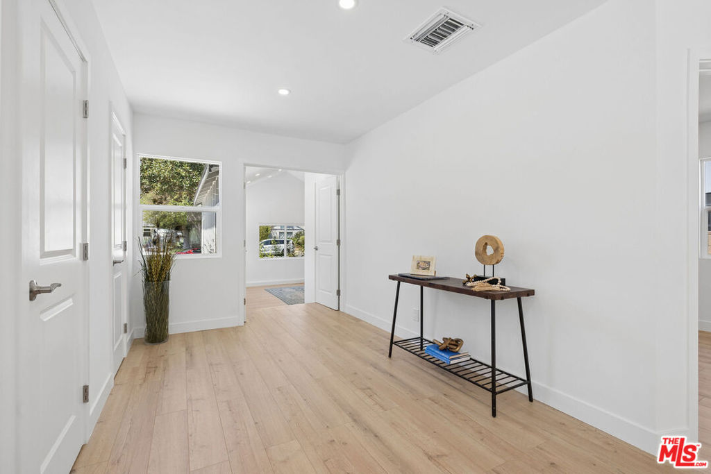 5822 Saloma Avenue Property Photo 9