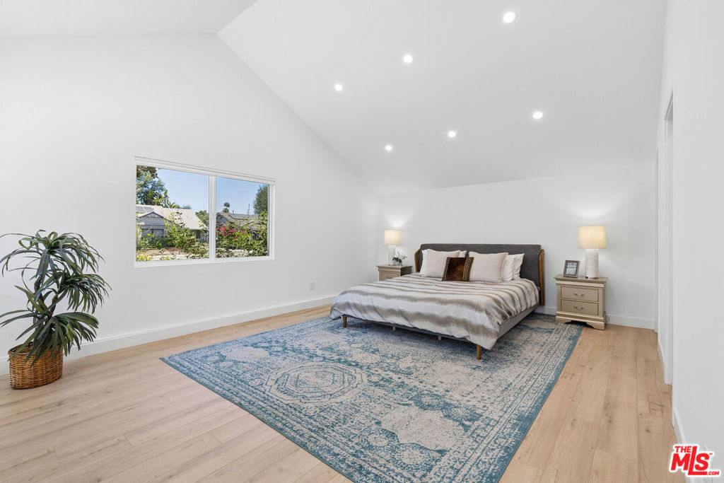 5822 Saloma Avenue Property Photo 10