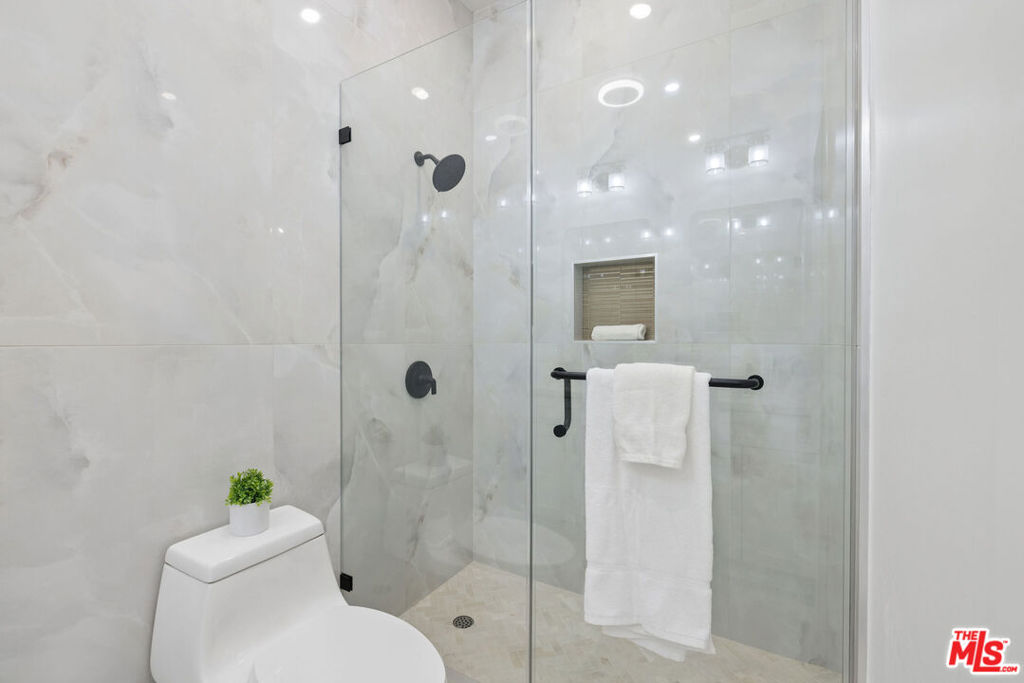 5822 Saloma Avenue Property Photo 12