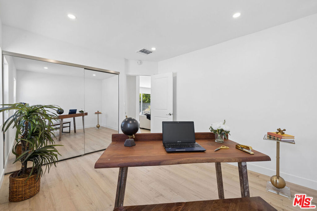 5822 Saloma Avenue Property Photo 18
