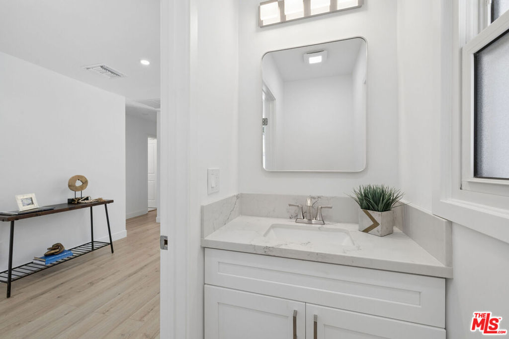 5822 Saloma Avenue Property Photo 19