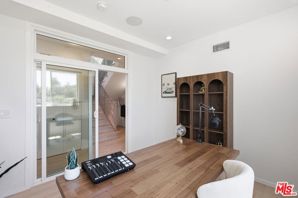 2311 Cove Avenue Property Photo 17
