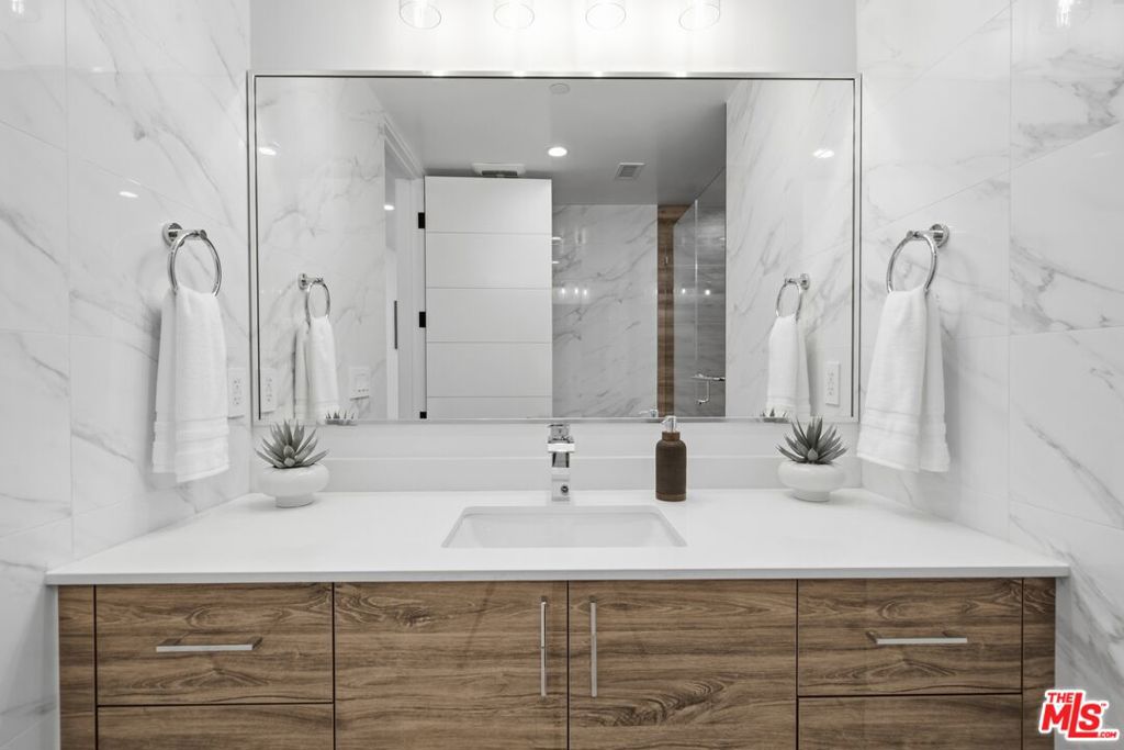 2311 Cove Avenue Property Photo 23