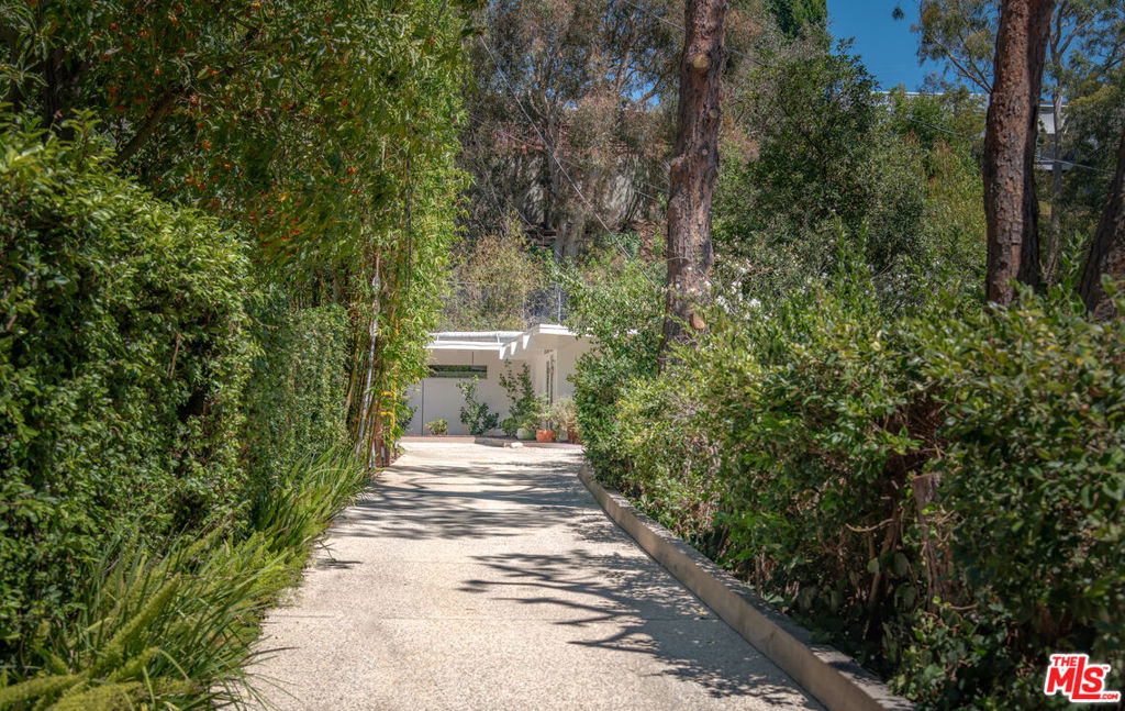 9031 Wonderland Park Avenue Property Photo 1