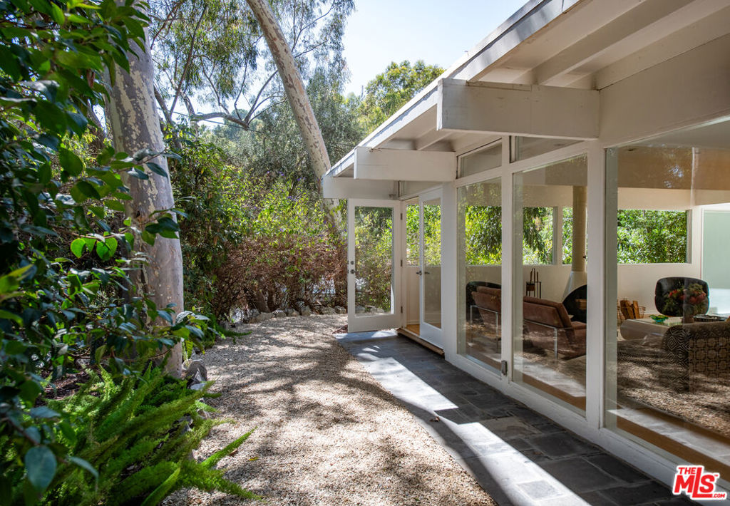 9031 Wonderland Park Avenue Property Photo 3
