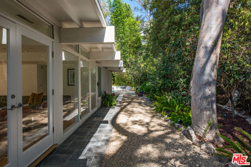 9031 Wonderland Park Avenue Property Photo 4