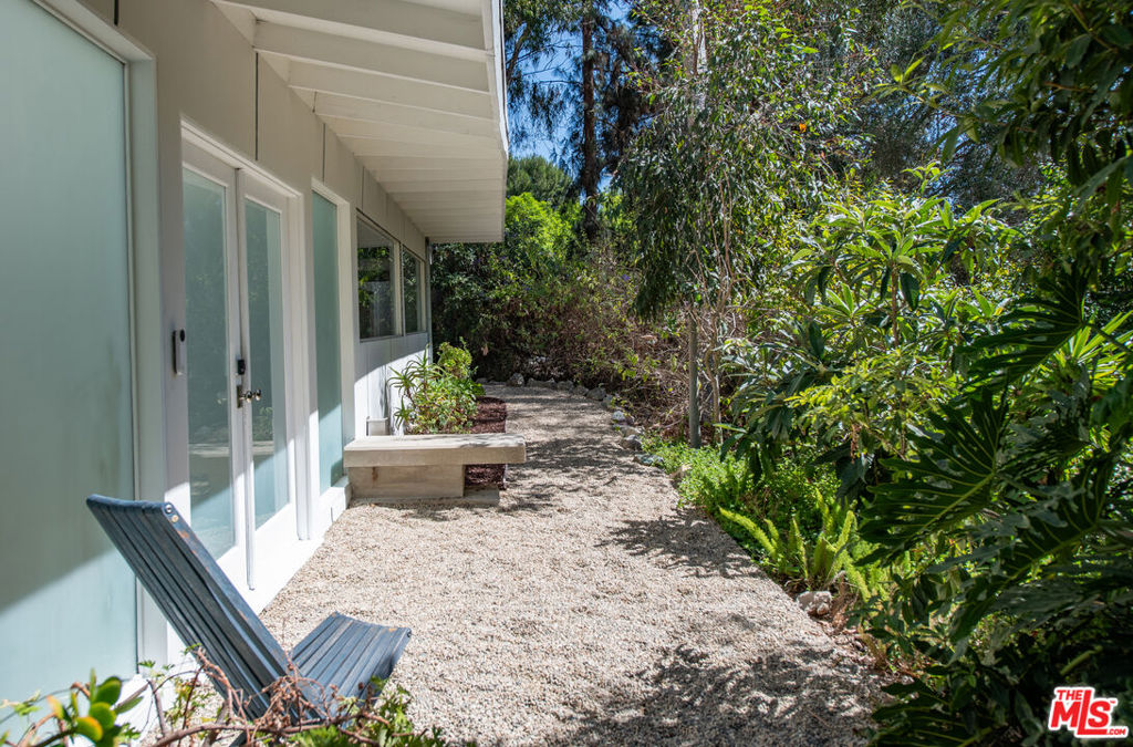 9031 Wonderland Park Avenue Property Photo 6