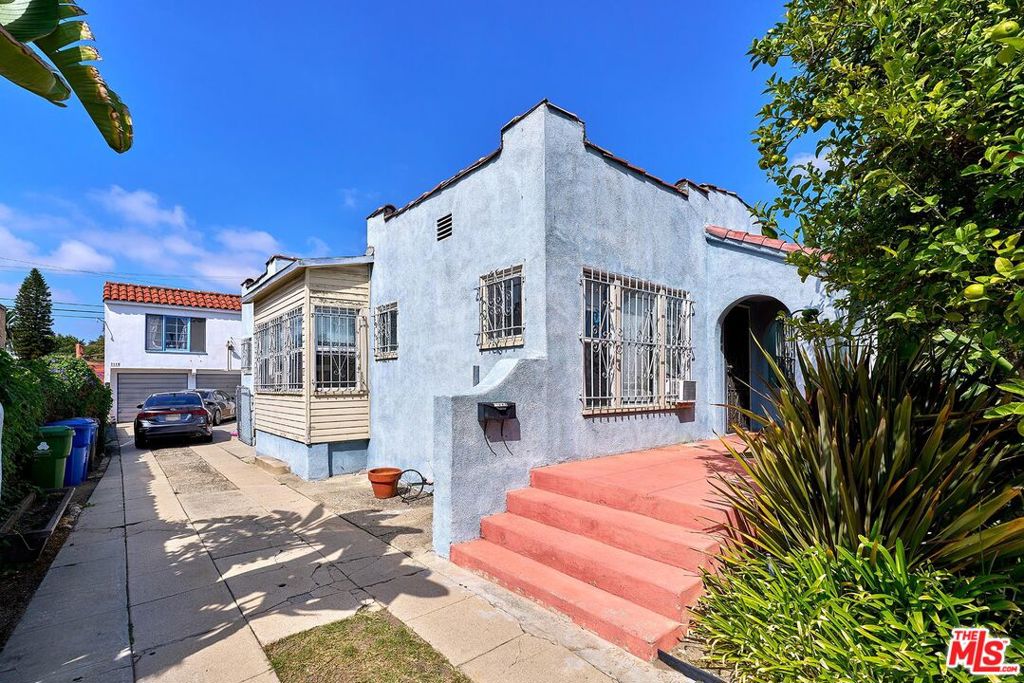 2115 S Mansfield Avenue Property Photo 4