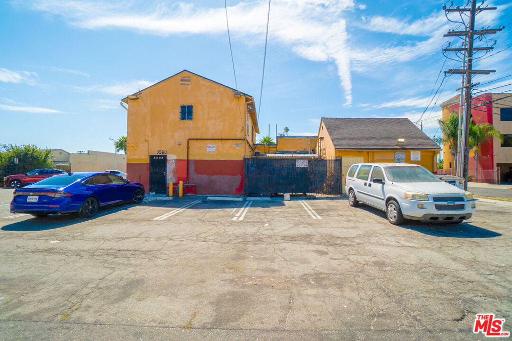 10404 S Prairie Avenue Property Photo 3